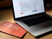 In den Kantonen Basel-Stadt, Freiburg, Neuenburg und Thurgau registrierte Auslandschweizer können ihre Stimme am 19. Mai nicht elektronisch abgeben. Das E-Voting-System der Post steht wegen «kritischer Fehler» im Intrusionstest nicht zur Verfügung. (Bild: KEYSTONE/GIAN EHRENZELLER)