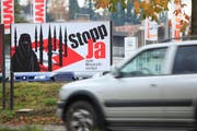 Ein Abstimmungsplakat gegen den Bau von Minaretten. (Bild: Donato Caspari, Frauenfeld, 12. November 2009)