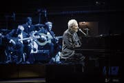 Der Poet am Grand Piano. Paolo Conte greift in die Tasten, seine Musiker brillieren in blaues Licht getaucht. Bild: Manuela Jans-Koch (Luzern, 28. März 2019)