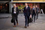 Vor dem Kreisgericht: Nassim Ben Khalifa (ganz rechts) trifft zur Verhandlung ein. (Bild: Benjamin Manser)