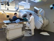 Bevor die Krebstherapie beginnen kann (hier Bestrahlung), müssen Patienten oft aufgepäppelt werden, weil sie zu viel Gewicht verloren haben. Schon bei 5 Prozent Gewichtsverlust ist die Therapie gefährdet, warnen Forscher. (Gestellte Szene) (Bild: Keystone/GAETAN BALLY)
