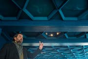 Ein Highlight: Die Decke des Saals wurde vom Obwaldner Künstler Christian Kathriner (Bild) gestaltet.