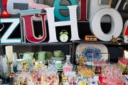Auf dem Flohmarkt im St.Mangen-Quartier. (Bild: Coralie Wenger - 9. Juli 2011)