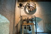 Die Uhr der Alten Kaserne mit Zifferblatt und Glocke. (Bild: Boris Bürgisser, Luzern, 26. März 2019)