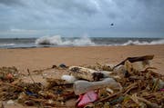Plastikabfälle, die die Weltmeere verschmutzen und in Nahrungskette von Tieren und Menschen gelangen stellen ein wachsendes Problem dar. Im Bild: Plastik, der an einem Strand in Sri Lanka angeschwemmt wurde. (Bild: Gemunu Amarasinghe/AP - 13. August 2015)