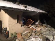Bei der Explosion in Vollèges am 20. Januar gab es keine Verletzten, das Haus wurde jedoch stark beschädigt. (Bild: Kantonspolizei Wallis)