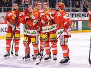 Die Bieler Dominik Diem, Kevin Fey, Mike Künzle, Damien Brunner und Julian Schmutz (von links) freuen sich nach Spielende über ihren zweiten Sieg im zweiten Playoff-Halbfinal gegen Bern (Bild: KEYSTONE/ANTHONY ANEX)