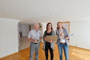 Sepp Notz, Vermieter und Besitzer der Liegenschaft, Gemeinderätin Sandra Stadler und Barbara Langenegger von der Schulbehörde in den Räumen des zukünftigen Kinderhorts. (Bild: Donato Caspari)