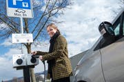 Martina Hickethier von eCarUp an einer Ladestation für Elektroautos in Rotkreuz. (Bild: Dominik Wunderli, 19. März 2019)