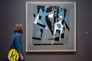 Harlekin und die Frau mit der Halskette, 1917 von Pablo Picasso gemalt, im Kunstmuseum Basel. Die Ausstellung "Kosmos Kubismus" dauert noch bis am 4. August. (KEYSTONE/Georgios Kefalas)