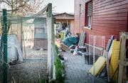 Der Aussenbereich des Hauses sieht völlig heruntergekommen aus.