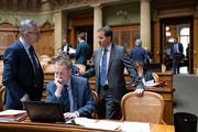 Beat Arnold (Zweiter von links) wird seinen Platz im Nationalrat bald räumen. (Keystone/Anthony Anex, Bern, 11. März 2019)