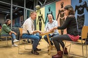 Die drei Medien Christoph Bürer, Jens Bartöck und Petra Müller (von links) stellten in einem Raum in der Waldmannhalle über ein Holztischchen eine Verbindung zu den Verstorbenen her. (Bild: Christian H. Hildebrand, Baar, 27. März 2019)