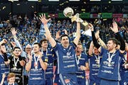 Die Trophäe für den Cup-Sieg stemmten die Amriswiler bereits im Vorjahr in die Höhe. (Bild: Peter Schneider/KEY, Fribourg, 31. März 2018)