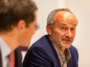 Sieht sich als Bauernopfer: Konrad Langhart, Präsident der SVP des Kantons Zürich, hat nach der Wahlschlappe vom vergangenen Sonntag seinen Rücktritt angekündigt, ebenso wie die beiden Vizepräsidenten, der Parteisekretär und dessen Stellvertreter. (Bild: KEYSTONE/ALADIN KLIEBER)