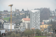 Das Hochhaus im Horwer Zentrum – es heisst Solitaire – ist fast fertig. Wobei der Name schon bald nicht mehr stimmt. Links davon ist ein zweiter Turm geplant. (Bild: Dominik Wunderli, Horw 25. März 2019)