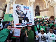 Erneut demonstrieren in Algerien Zehntausende gegen ihren «Marionetten-Präsidenten» Abdelaziz Bouteflika. (Bild: KEYSTONE/EPA/MOHAMED MESSARA)