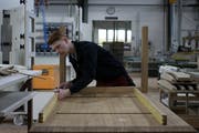 Mit viel Genauigkeit und Gefühl: Fust-Lehrling Jan Meier arbeitet an seinem Massivhoztisch. Bilder: Annina Quast
