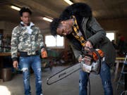Weldu Emha aus Eritrea, links, und Kflemariam Mhretab, Teilnehmer eines Qualifizierungsprogramm für Flüchtlinge, demonstrieren in Wittenbach SG Werkzeugpflege. Seit Januar läuft ein Pilotprojekt, um Flüchtlingen eine Basis-Ausbildung in Landwirtschaft und Landschaftsunterhalt zu vermitteln. (Bild: KEYSTONE/GIAN EHRENZELLER)