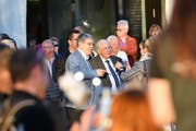 Viele wollten ein Foto mit Christoph Blocher machen. (Bild: Manuel Nagel)