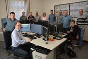 Die Mitarbeiter des Amts für Informatik: (von links) Werner Aschwanden (Vorsteher, sitzend) mit Stellvertreter Felix Gisler, Silvan Bissig (Lernender), Renato Bacchi, Ivo Bissig, Kathrin Tresch, Marino Mathys, Roland Beltrametti, Pius Gwerder, Sascha-Rolf Zieri und Alex Ziegler (Lernender, sitzend). (Bild: PD)