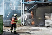 Da die Anlage aufgrund des Rauchs nicht ausgeschaltet werden konnte, wurde brennendes Material in die Endsortierung befördert. (Bild: PD)