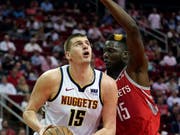 Clint Capela macht Denvers Nikola Jokic das Leben unter dem Korb schwer (Bild: KEYSTONE/AP/DAVID J. PHILLIP)
