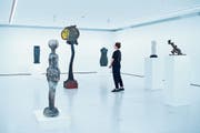 Figurale Objektkunst wird in einen Raumkontext gestellt. Einige der Exponate werden im Kunsthaus Zug zum ersten Mal in einem solchen Rahmen präsentiert. (Bild: Maria Schmid, 28. März 2019)