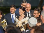 Mit einer Trauerfeier ist am Freitag im neuseeländischen Christchurch erneut der 50 Todesopfer des Anschlags auf zwei Moscheen gedacht worden - Neuseelands Premierministerin Jacinda Ardern (Mitte) war unter den Trauergästen. (Bild: KEYSTONE/EPA AAP/MARTIN HUNTER)