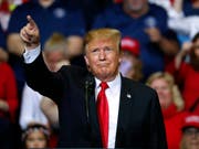 US-Präsident Donald Trump hat auf einer Veranstaltung im US-Gliedstaat Michigan am Donnerstag (Ortszeit) gegen seine politischen Gegner ausgeteilt. (Bild: KEYSTONE/AP/PAUL SANCYA)