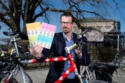 Stadtrat Urs Raschle demonstriert, wie der QR-Code auf der Vignette gescannt werden kann. (Bild: Maria Schmid, Zug, 29. März 2019 )