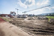 Die Grossbaustelle der neuen Isliker Schulanlage. Im Vordergrund die Baugrube der Mehrfachhalle. Bild: Andrea Stalder