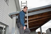 Christoph Ziegler übt nach eigener Aussage einen schönen Beruf aus. Zur Arbeit auf dem Dach gehört der nötige Respekt. (Bild: Beat Lanzendorfer)