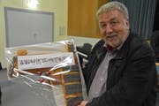 Der abtretende Schulratspräsident gilt bei den Schülerinnen und Schülern in Lütisburg als Mann mit der Pistole. Zu diesem Zweck erhielt er eine kulinarische Pistole als Abschiedsgeschenk. (Bild: Timon Kobelt)