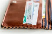 Mehr Personen sollen eine Prämienverbilligung erhalten. (Bild: Gaetan Bally/Keystone)
