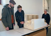 Die Architekten Timon Bischofberger, Martin Engeler und Landschaftsarchitektin Rita Mettler mit einem Modell des Siegerprojekts. (Bild: Karin Erni)