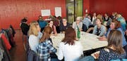 Gedankenaustausch zum Wohle des Kindes: Vertreterinnen und Vertreter verschiedenster Vereine und Institutionen trafen sich am vergangenen Mittwoch in Sarnen. (Bild: PD)