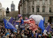 Das Schicksal von Theresa May scheint besiegelt, der Ausgang des Brexit-Ringens bleibt dagegen offen: Protestmarsch von Brexit-Gegnern in London. (Tim Ireland/AP, 23. März 2019)