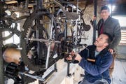 Turmuhrenspezialist Anastasius Hartmann und Remo Ronchetti, Präsident des Vereins Turmuhren Luzern, vor der historischen Burgerturm-Uhr, die neu im obersten Stockwerk des Luzerner Zytturms steht. Bild: Boris Bürgisser (Luzern, 26. März 2019)