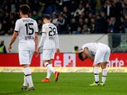 Enttäuschte Leverkusener nach einem der Gegentore in Sinsheim (Bild: KEYSTONE/EPA/RONALD WITTEK)