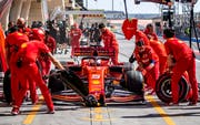 Sebastian Vettel wechselt die Reifen. (Bild: Srdjan Suki / EPA, Bahrain, 31.3.2019)