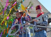 Gemeindepräsident Martin Stuber übergibt den Rathaus-Schlüssel an Obergropp Rico Thurnheer. (Bild: Margrith Pfister-Kübler)