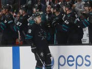 Timo Meier klatscht nach seinem vollbrachten Meilenstein mit den Teamkollegen ab (Bild: KEYSTONE/AP/JEFF CHIU)