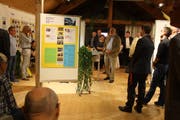 Präsident Max Brunner (Mitte) referiert im April an der Sonderausstellung. Bild: Markus Bösch