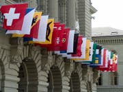 Kantonsfahnen am Bundeshaus: für die Stände ist es noch zu früh für eine abschliessende Stellungnahme zum Rahmenabkommen der Schweiz mit der EU. Sie verlangen vom Bundesrat in drei Bereichen Klärungen und klare Ansagen an die EU. (Bild: KEYSTONE/LUKAS LEHMANN)