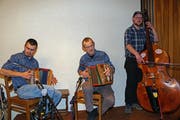 Das Ländlertrio Schächätalerbüäbä mit Christian Arnold, Klaus Arnold und Bernhard Kempf (von links) spielen an der «Alti-Post-Stubetä» vom kommenden Freitag als Stammformation. (Bild: PD)