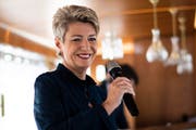 Bundesrätin Karin Keller-Sutter (FDP) auf der «MS Säntis» an ihrer 100-Tage-im Amt-Medienkonferenz im Romanshorner Hafen. (Bild: Keystone)