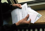 Wer finanzielle Probleme hat, sollte rasch kompetente Hilfe in Anspruch nehmen. (Bild: Susanne Basler)