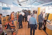 Die Baarer KMU-Ausstellung stösst auf reges Interesse seitens der Bevölkerung. (Bild: Maria Schmid, 29. März 2019)