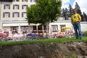 Wegen starker Regenfälle ist im Sommer 2014 ein Teil der Gartenwirtschaft des Hotels Maderanertal weggerutscht. (Bild: Sven Aregger, Bristen, August 2014)